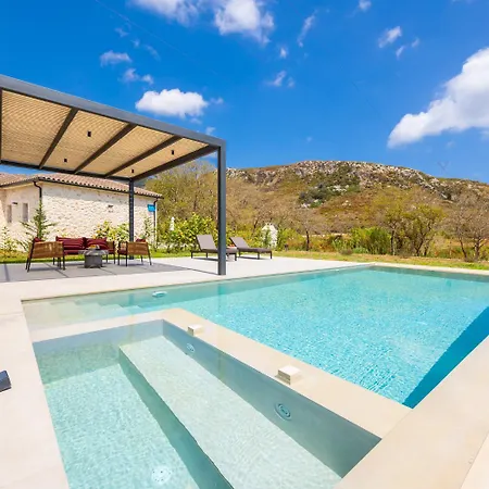 Lilia كاتيليوس